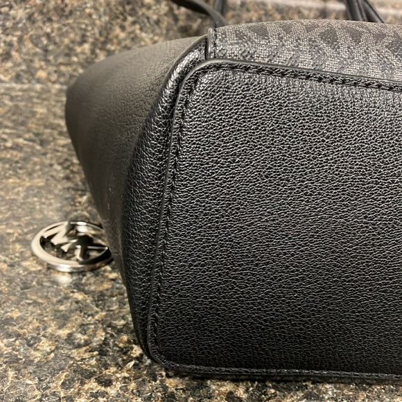 2/15  Michael Kors charlotte large tote black signature - Picture 3 of 16